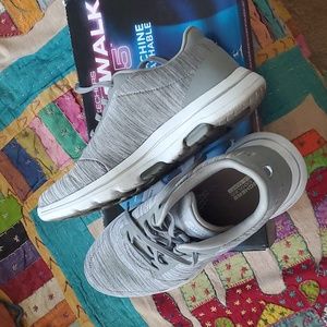 Sketchers Gowalk 5 Machine washable shoes; size 8; Gray